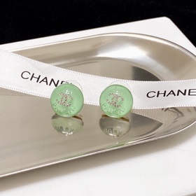 Сережки-гвоздики с кристаллами от Chanel, светло-зеленого цвета, 