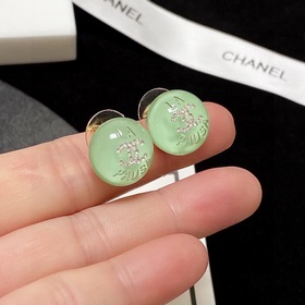 Сережки-гвоздики с кристаллами от Chanel, светло-зеленого цвета, 