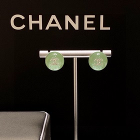 Сережки-гвоздики с кристаллами от Chanel, светло-зеленого цвета, 