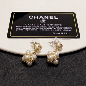 Chanel весенняя новинка： серьги с жемчугом и двойной буквой C. Не