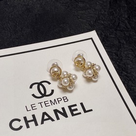 Chanel весенняя новинка： серьги с жемчугом и двойной буквой C. Не