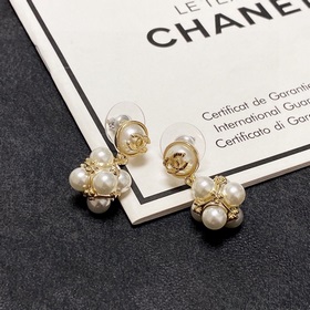 Chanel весенняя новинка： серьги с жемчугом и двойной буквой C. Не