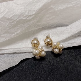 Chanel весенняя новинка： серьги с жемчугом и двойной буквой C. Не