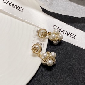 Chanel весенняя новинка： серьги с жемчугом и двойной буквой C. Не