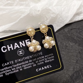 Chanel весенняя новинка： серьги с жемчугом и двойной буквой C. Не