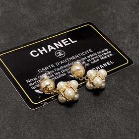 Chanel весенняя новинка： серьги с жемчугом и двойной буквой C. Не