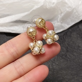 Chanel весенняя новинка： серьги с жемчугом и двойной буквой C. Не