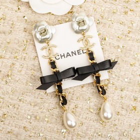 Серьги Chanel с каплей жемчуга и бантиком из камелии. Самая краси