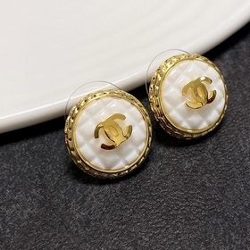 Chanel милые серьги в стиле винтаж с клетчатым узором. Эти серьги