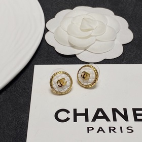 Chanel милые серьги в стиле винтаж с клетчатым узором. Эти серьги