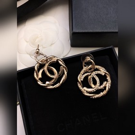 Новинка： серьги-гвоздики Chanel Новинка Chanel c2 двойные серьги-