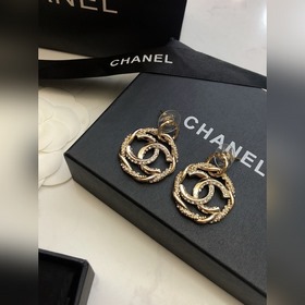 Новинка： серьги-гвоздики Chanel Новинка Chanel c2 двойные серьги-