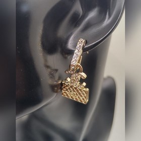 Новейшая модель сумочки сережек Chanel светло-золотого цвета, изг