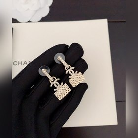 Новейшая модель сумочки сережек Chanel светло-золотого цвета, изг