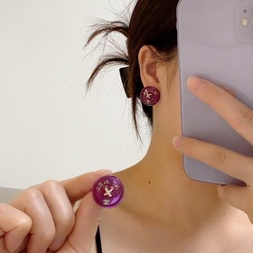 Chanel маленькие серьги с пурпурными пуговицами двойным символом