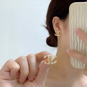 Chanel CHANEL сережки с двойной буквой C и цветными каплями жемчу