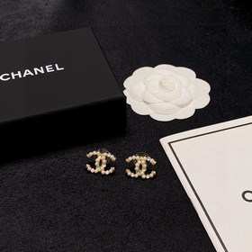 Chanel CHANEL сережки с двойной буквой C и цветными каплями жемчу