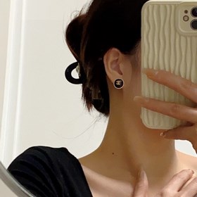 Новые серьги Chanel в черном цвете, доступны в магазинах. Серьгиз
