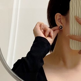 Новые серьги Chanel в черном цвете, доступны в магазинах. Серьгиз