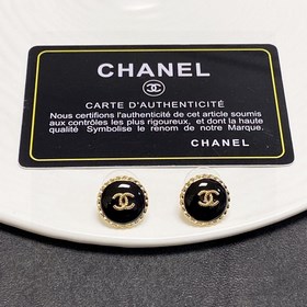 Новые серьги Chanel в черном цвете, доступны в магазинах. Серьгиз