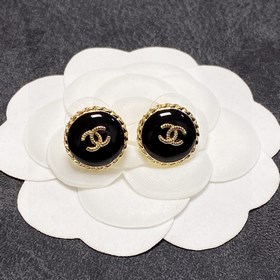 Новые серьги Chanel в черном цвете, доступны в магазинах. Серьгиз
