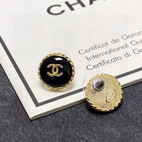 Новые серьги Chanel в черном цвете, доступны в магазинах. Серьгиз