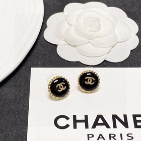 Новые серьги Chanel в черном цвете, доступны в магазинах. Серьгиз