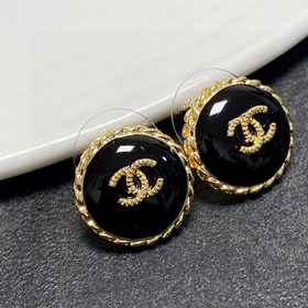 Новые серьги Chanel в черном цвете, доступны в магазинах. Серьгиз