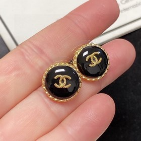 Новые серьги Chanel в черном цвете, доступны в магазинах. Серьгиз