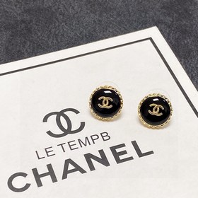 Новые серьги Chanel в черном цвете, доступны в магазинах. Серьгиз