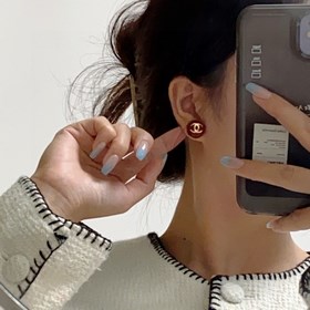 Новая модель сережек Chanel с красными жемчужинами, популярная мо