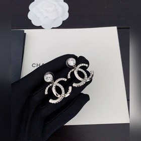 Новейшие серьги Chanel с белыми бриллиантами. Изготовлены из лату