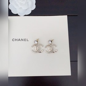 Новейшие серьги Chanel с белыми бриллиантами. Изготовлены из лату