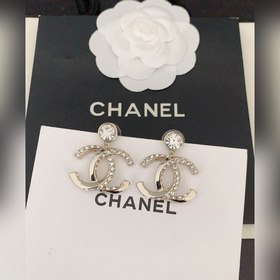 Новейшие серьги Chanel с белыми бриллиантами. Изготовлены из лату