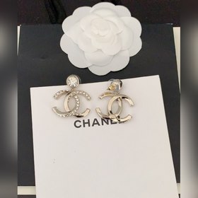 Новейшие серьги Chanel с белыми бриллиантами. Изготовлены из лату