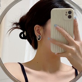 Новые серьги-клипсы CHANEl, синхронно представленные в магазинах