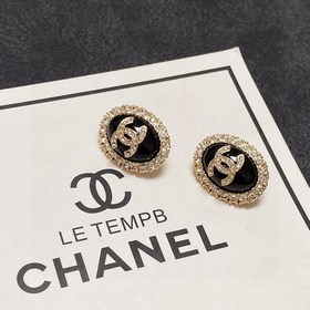 Новые серьги-клипсы CHANEl, синхронно представленные в магазинах