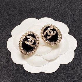Новые серьги-клипсы CHANEl, синхронно представленные в магазинах