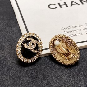 Новые серьги-клипсы CHANEl, синхронно представленные в магазинах 