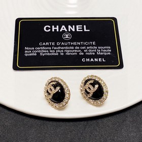 Новые серьги-клипсы CHANEl, синхронно представленные в магазинах 