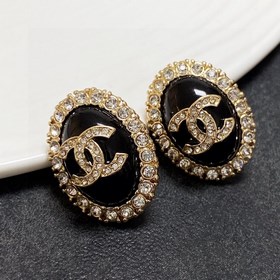 Новые серьги-клипсы CHANEl, синхронно представленные в магазинах 