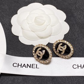Новые серьги-клипсы CHANEl, синхронно представленные в магазинах 