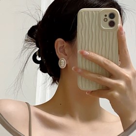 Новые серьги-клипсы CHANEl, синхронно представленные в магазинах