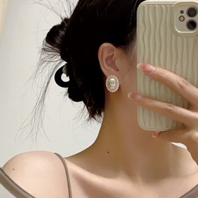 Новые серьги-клипсы CHANEl, синхронно представленные в магазинах