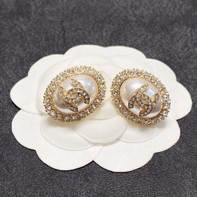 Новые серьги-клипсы CHANEl, синхронно представленные в магазинах