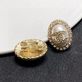Новые серьги-клипсы CHANEl, синхронно представленные в магазинах 