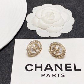 Новые серьги-клипсы CHANEl, синхронно представленные в магазинах 