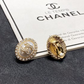Новые серьги-клипсы CHANEl, синхронно представленные в магазинах 