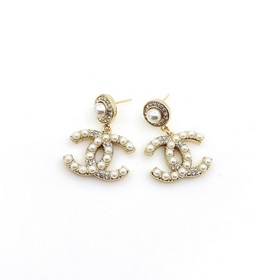 Chanel Новейшие серьги Pearl CC из материала Z