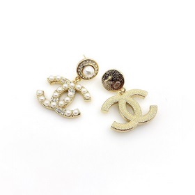 Chanel Новейшие серьги Pearl CC из материала Z
